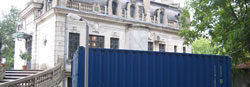 Expoziția-container Import/Export în curte la muzeu