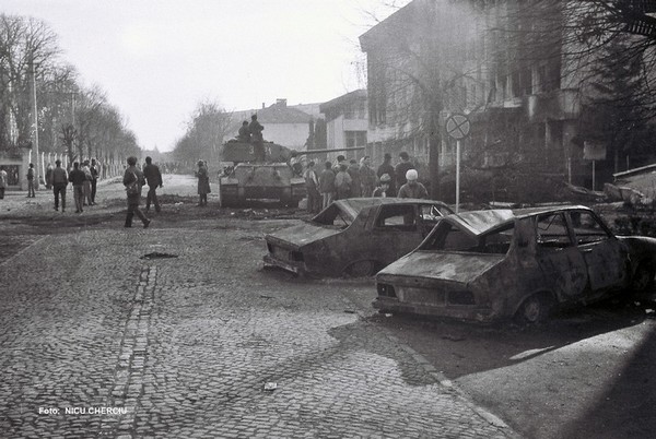 Masini incendiate la sediul militiei - 02