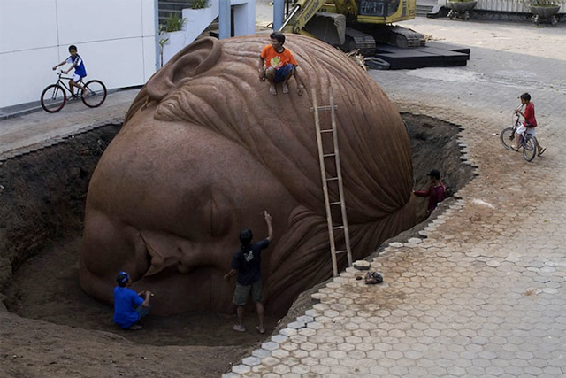 25 tons Giant Clay Head of Daughter