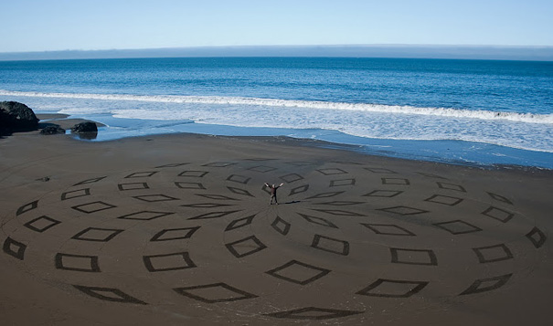 beach-sand-paintings-andres-amador-21