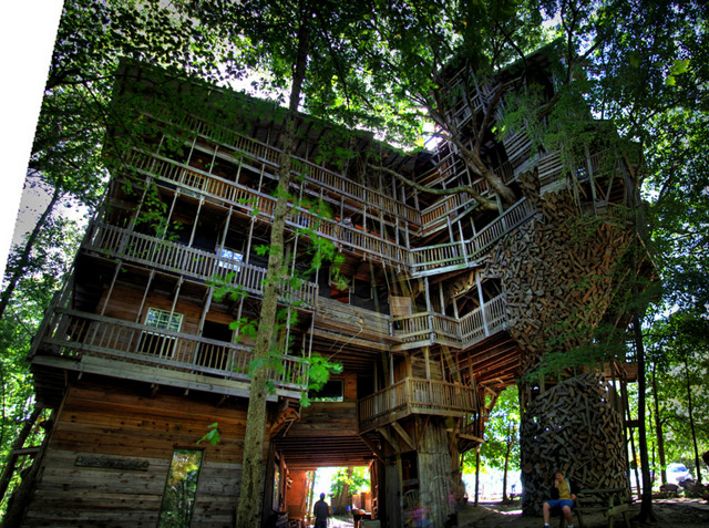 The Minister’s Treehouse: A 100ft Tall Church Built Over 11 Years without Blueprints