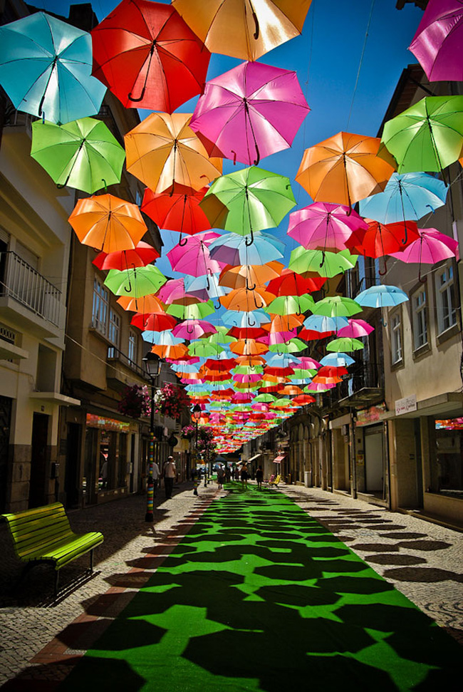floating-umbrellas-installation-agueda-portugal-10