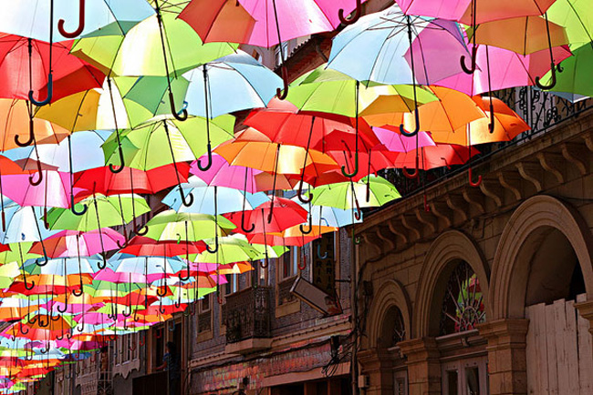 floating-umbrellas-installation-agueda-portugal-4