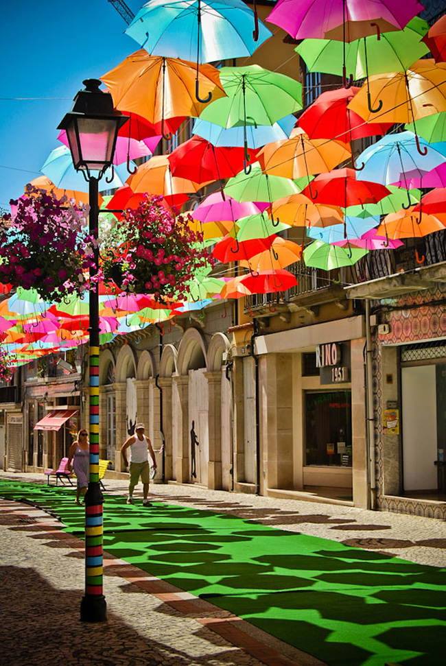 floating-umbrellas-installation-agueda-portugal-9
