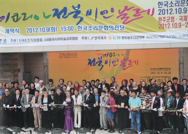 Resize of poza de grup la deschiderea bienalei