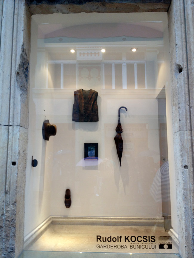 Rudolf Kocsis, „Garderoba bunicului” @ galeria “geam MAT” a Muzeului de Artă din Timișoara, imagini