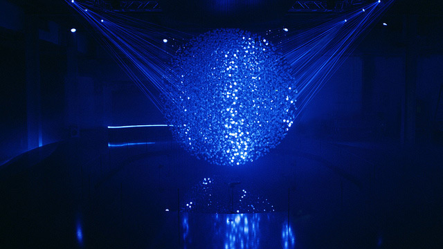 FLUIDIC – A Sculpture in Motion: An Interactive Field of 12,000 Spheres Illuminated by Lasers