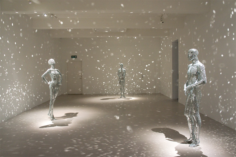 Mobile Mirrors – Manequins Covered in Mirror