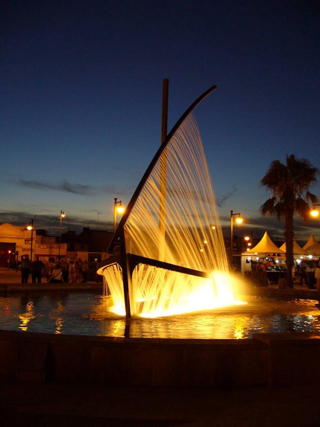 Spectacular Fountain Sprays Water to Look Like a Boat