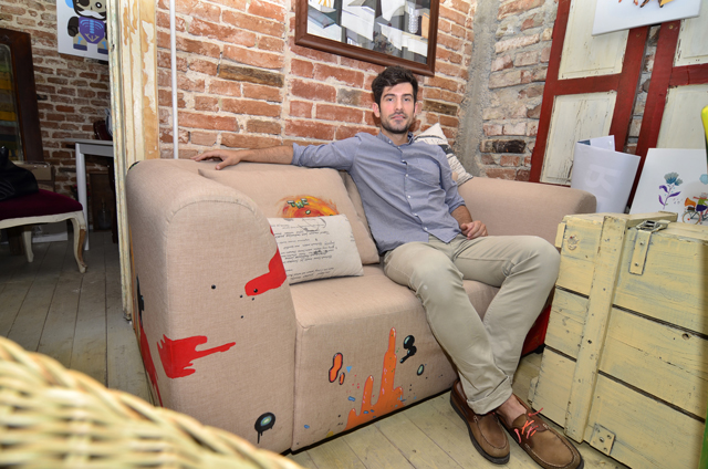 Un business creativ românesc înconjurat de prieteni