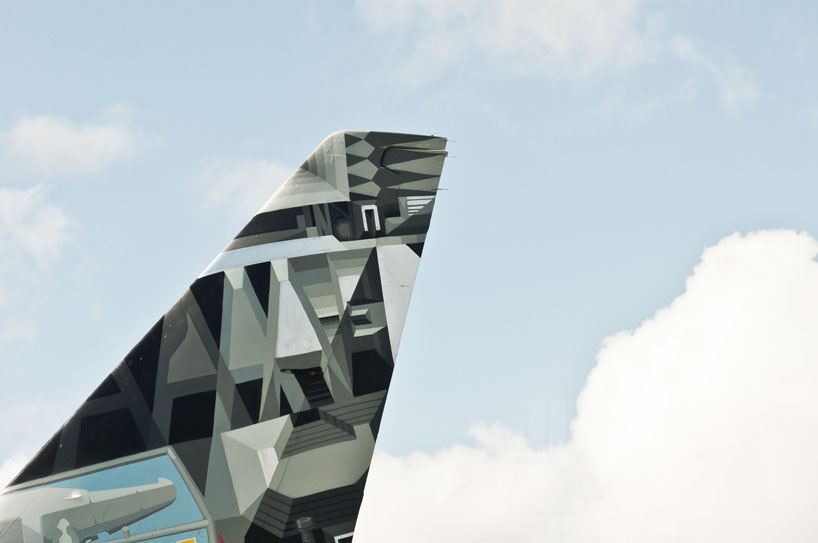 hangfire-painted-plane-designboom-01