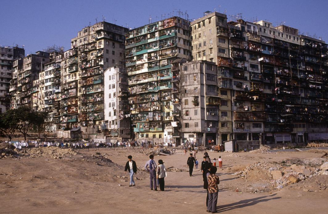 Final Years of Hong Kong’s Notoriously Overcrowded Kowloon Walled City