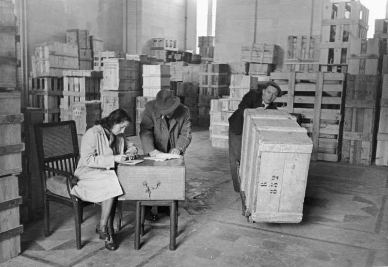 boxes-of-art-robbed-in-the-louvre-sequestration