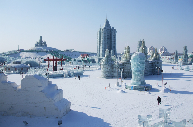 illuminated-glacier-village-at-the-2014-harbin-ice-festival-designboom-02