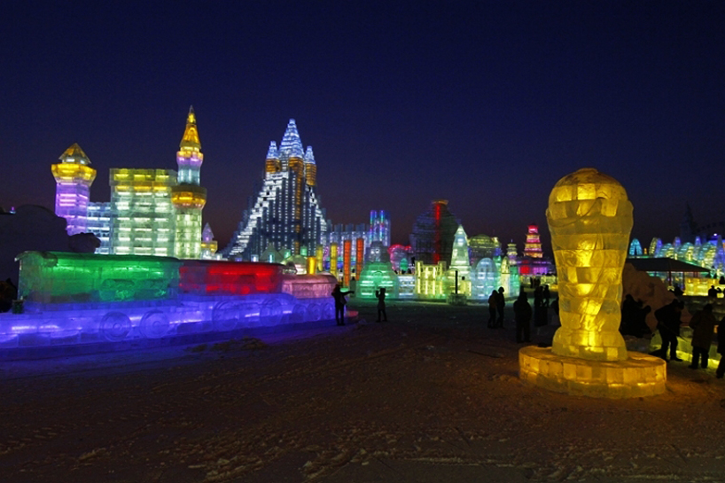 illuminated-glacier-village-at-the-2014-harbin-ice-festival-designboom-05