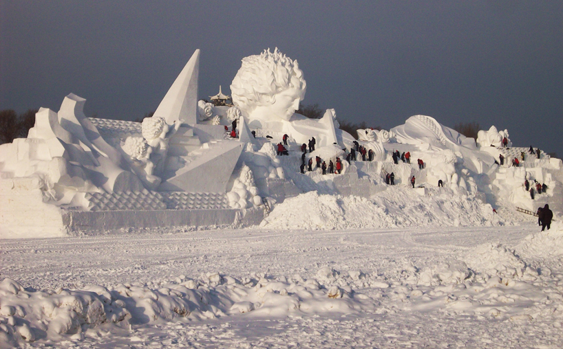 illuminated-glacier-village-at-the-2014-harbin-ice-festival-designboom-08