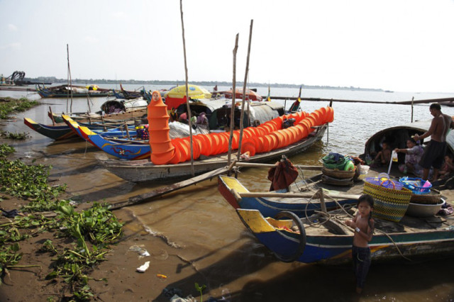 the-buddhist-bug-project-travels-through-cambodia-designboom-03-640x426