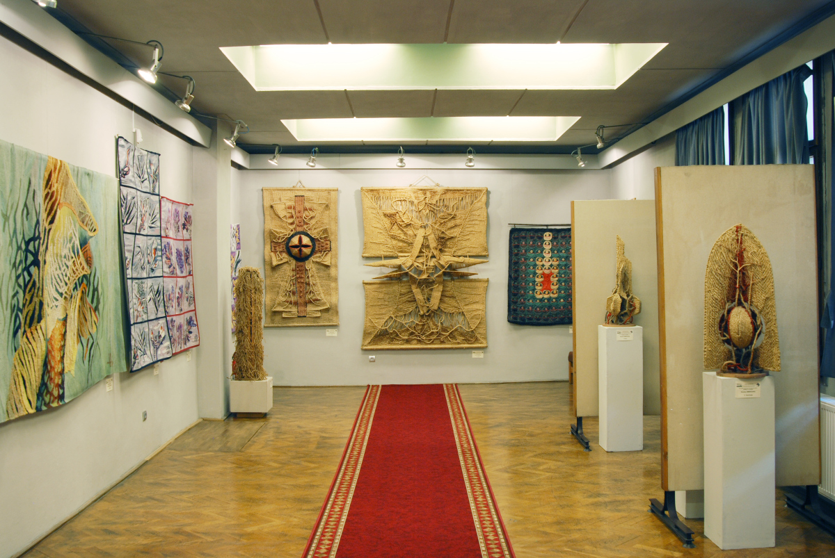 Expozitia de tapiserie BARBAŢI LA RAZBOI (3)