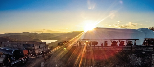 Locatia-pentru-seara-maraton,-igloo-pe-varful-muntelui