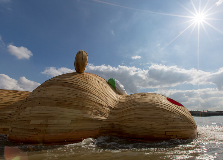 florentijn-hofman-HippopoThames-designboom-01-750x539