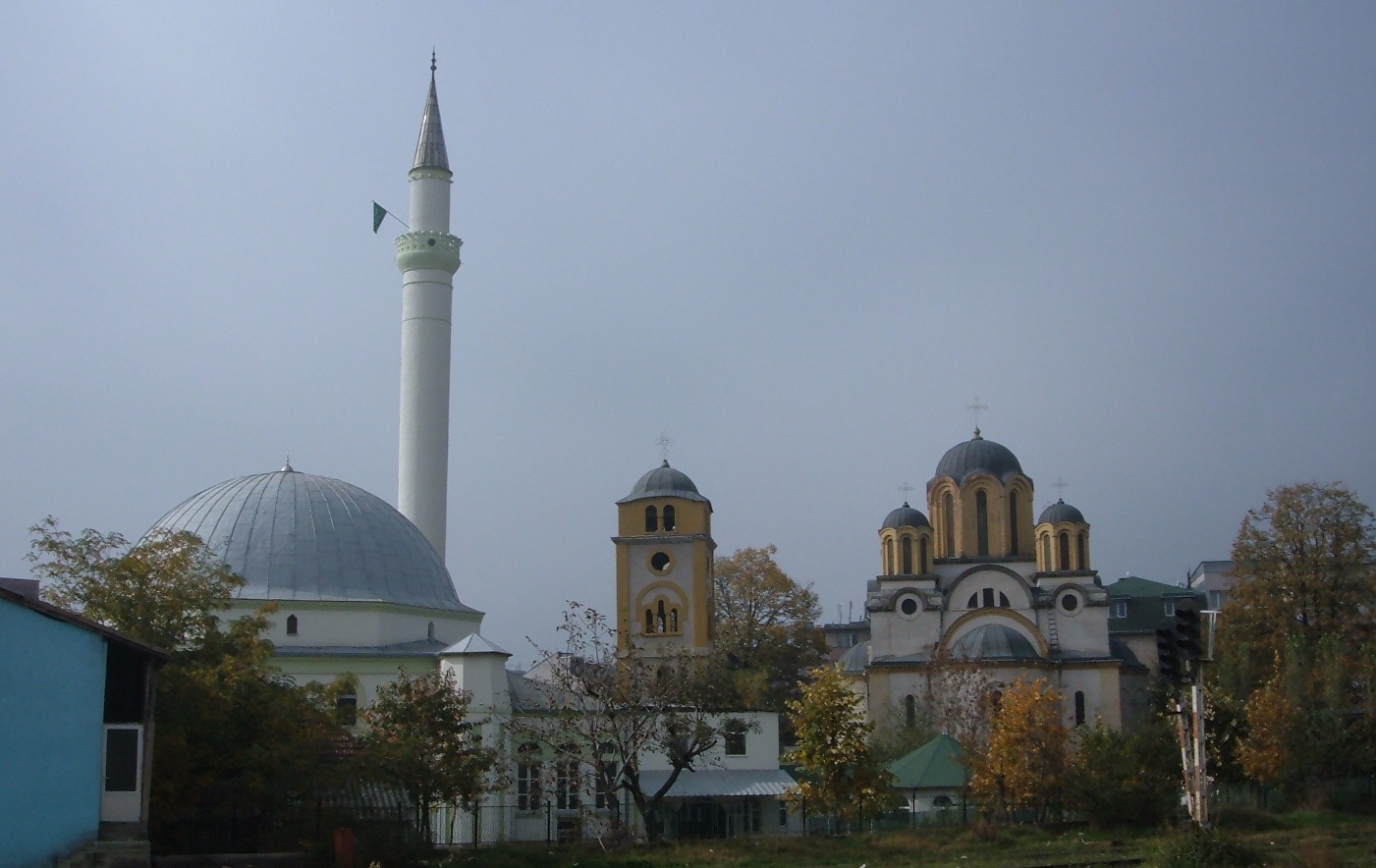 05 Moschee langa o biserica catolica in orasul kosovar Ferizai zis si Urosevac