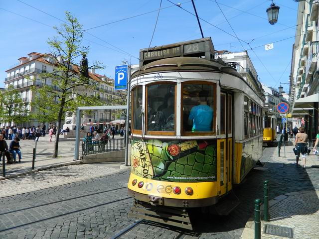 Resize of 10 Capatul tramvaiului 28 sub privirea statuii lui Camoes