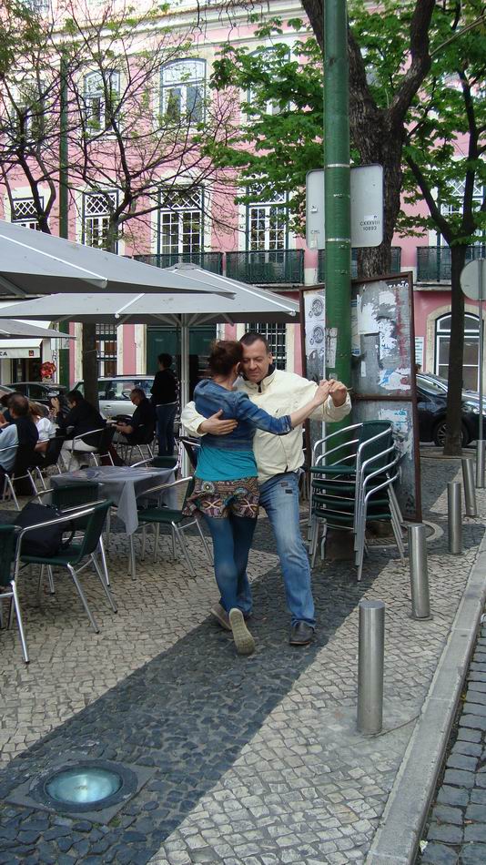 Resize of 14 Nimic deosebit, doar un cuplu dansand pe strada