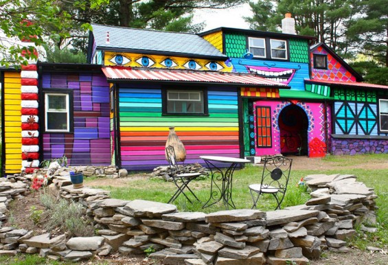 artist-turns-her-new-york-home-into-a-psychedelic-habitat-designboom-07-565x386