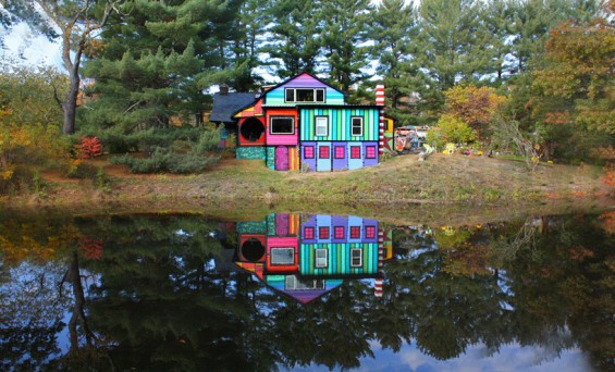 artist-turns-her-new-york-home-into-a-psychedelic-habitat-designboom-10-565x342