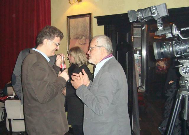 Resize of 10 Daniel Cristea Enache de vorba cu prietenul sau Stelian Turlea la o lansare din 2014