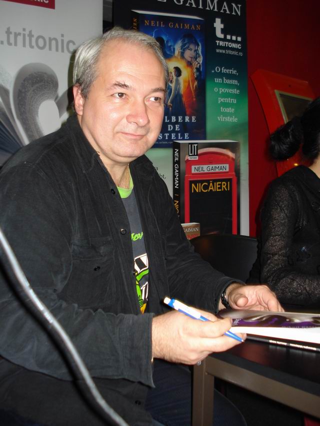 Resize of 7 Poetul Mihai Galatanu dand autografe la Gaudeamus 2007