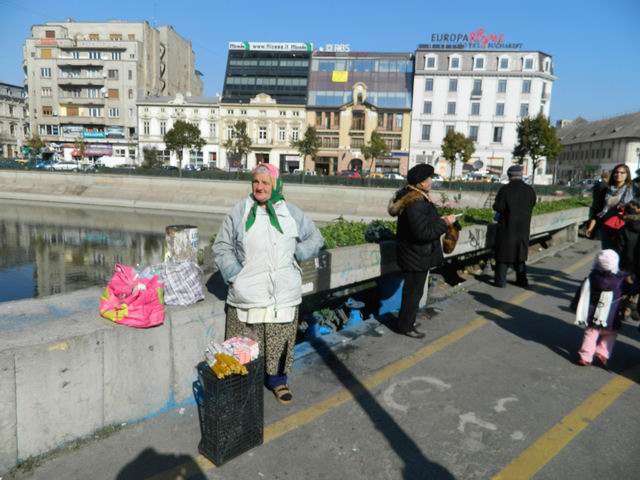 Resize of 12 Vanzatoare de lumanari pe podul peste Dambovita