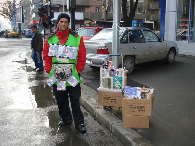 Resize of 13 Vanzator de ziare la intersectia Caii Dorobanti cu bulevardul Stefan cel mare