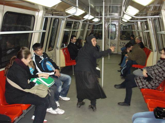 Resize of 3 Cersetoare profesionista in metroul spre directia Preciziei
