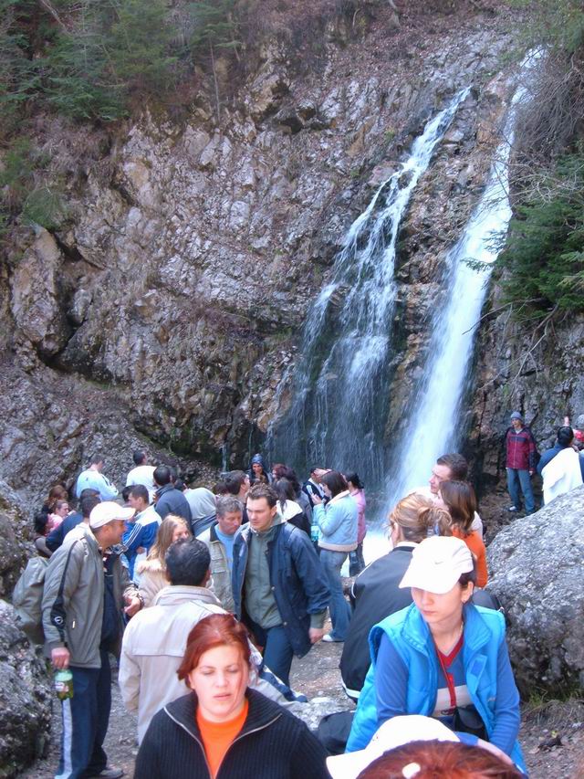 Resize of 32 Vilegiaturisti la cascada Urlatoarea