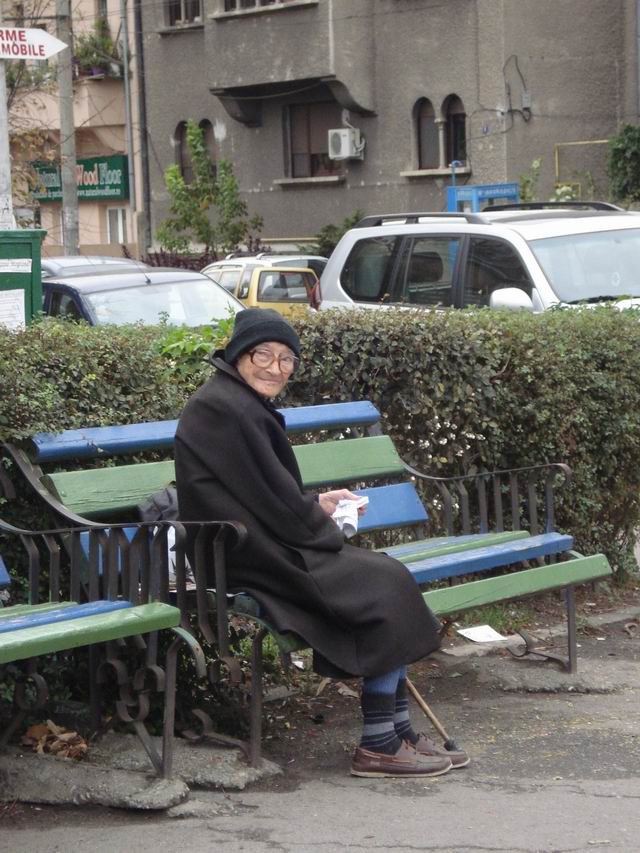 Resize of 4 Cersetoare batrana in fata bisericii Sf Elefterie