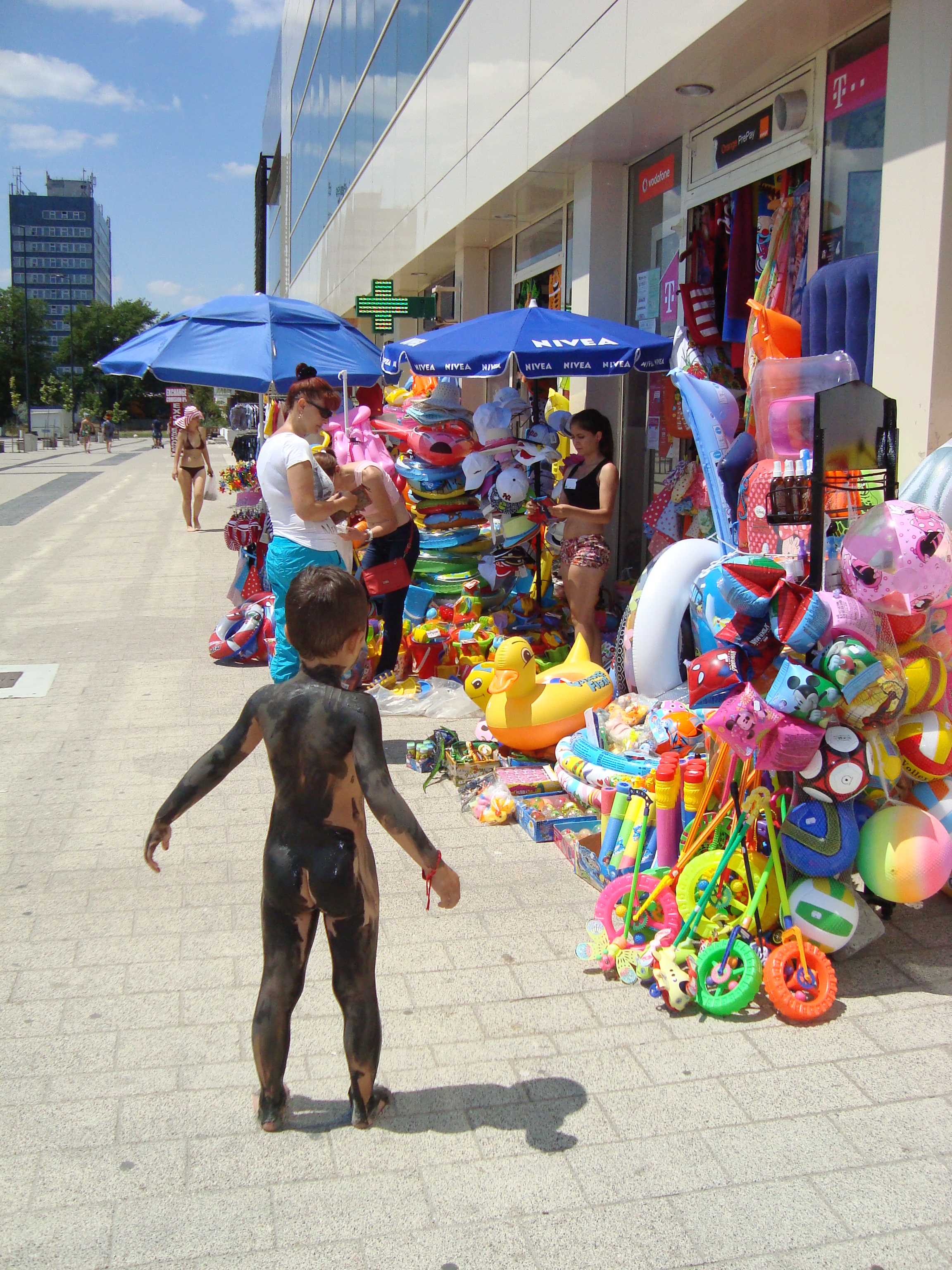 11 Namol si baloane pe faleza din Mamaia in miezul lui cuptor