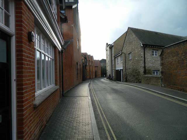 Resize of 14 Strada oxfordiana in afara traseelor turistice