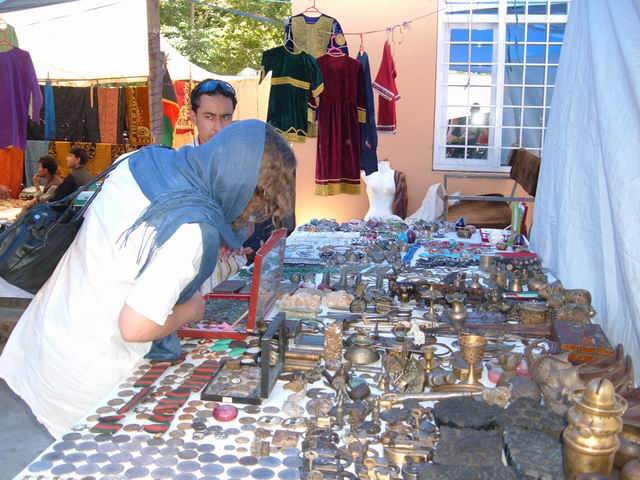 Resize of Bazarul din Kabul in Afganistan ofera multe piese colectionabile