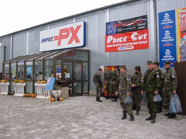 Resize of PX-ul din campul american Bondsteel din Kosovo este tot timpul aglomerat