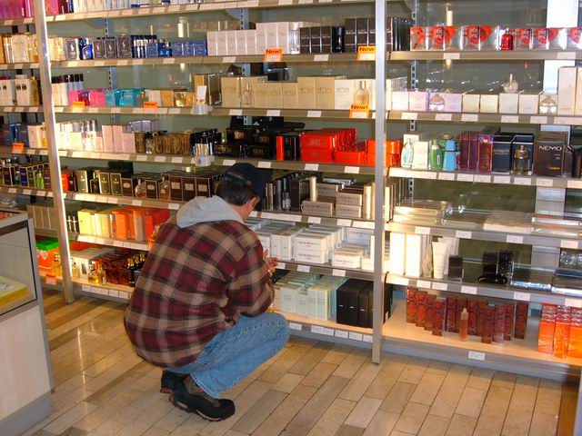 Resize of Parfumuri in duty free-ul aeroportului din Zagreb