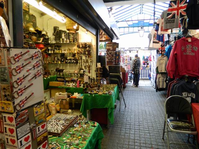 Resize of Suveniruri kitsch britanice in Covent Garden din Londra