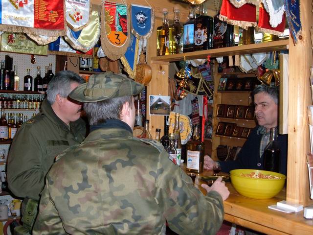 Resize of Unicul magazin de suveniruri sarbe din Mitroviza in Kosovo