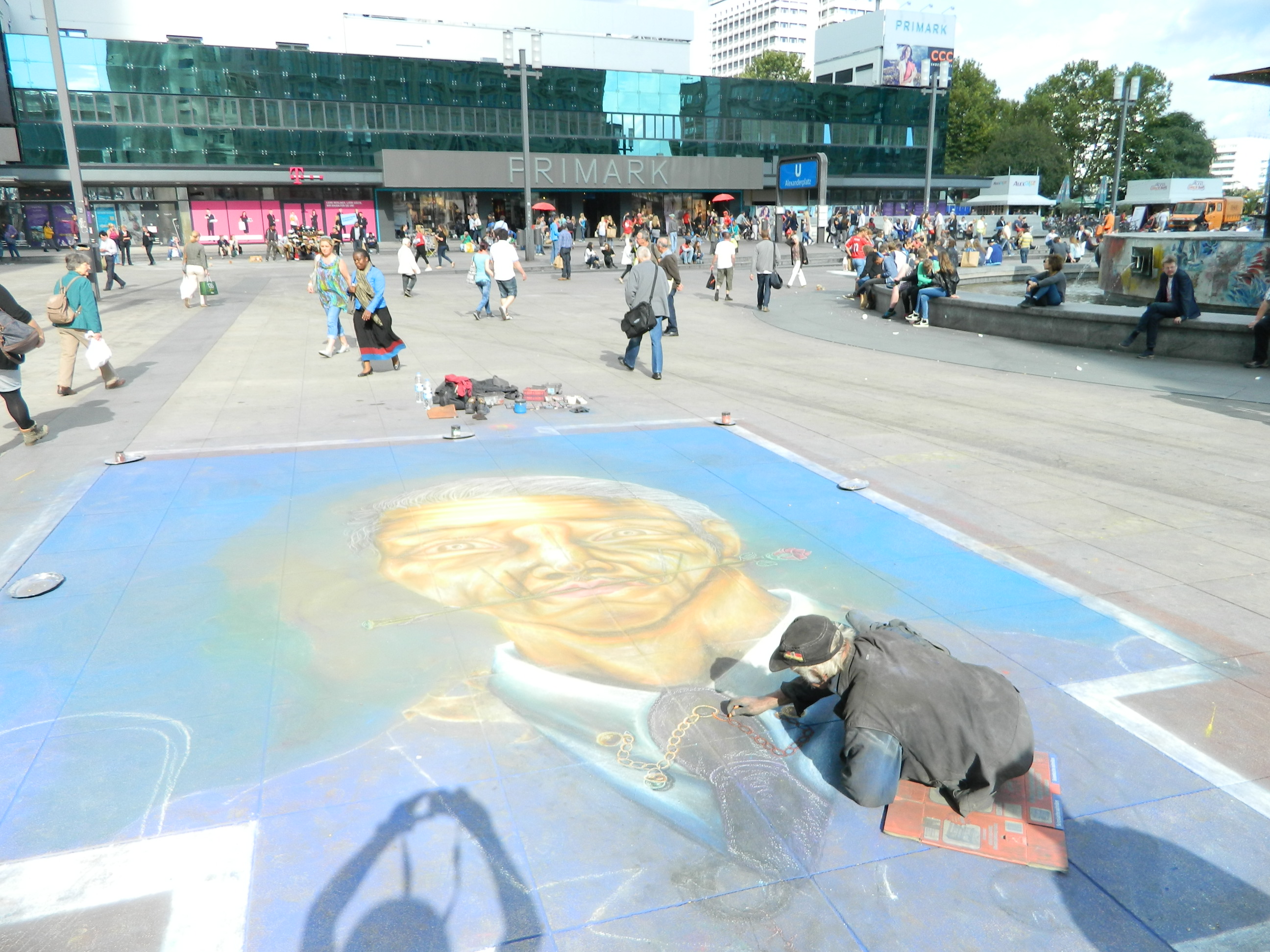 10 Artist pietonal pe asfaltul din Alexanderplatz in Berlin