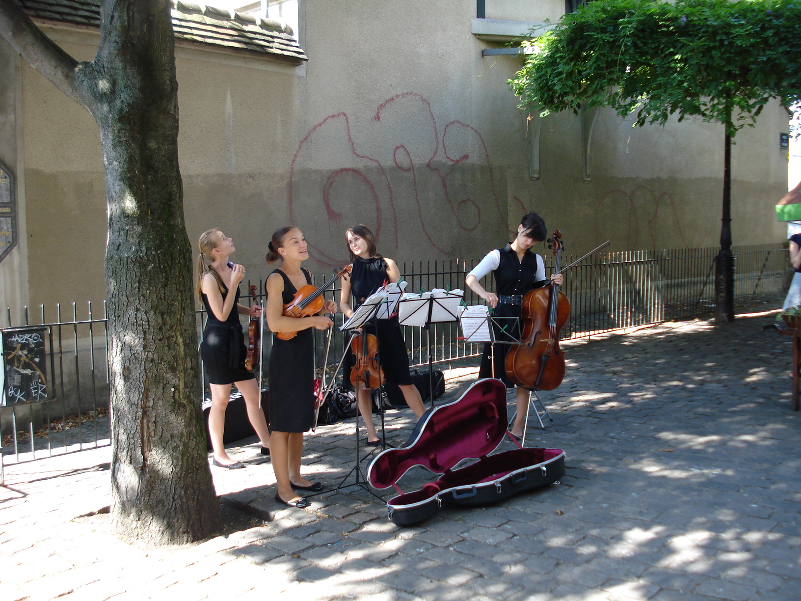 13 Creatii muzicale live la iesirea din statia de metrou Abbesses din Paris