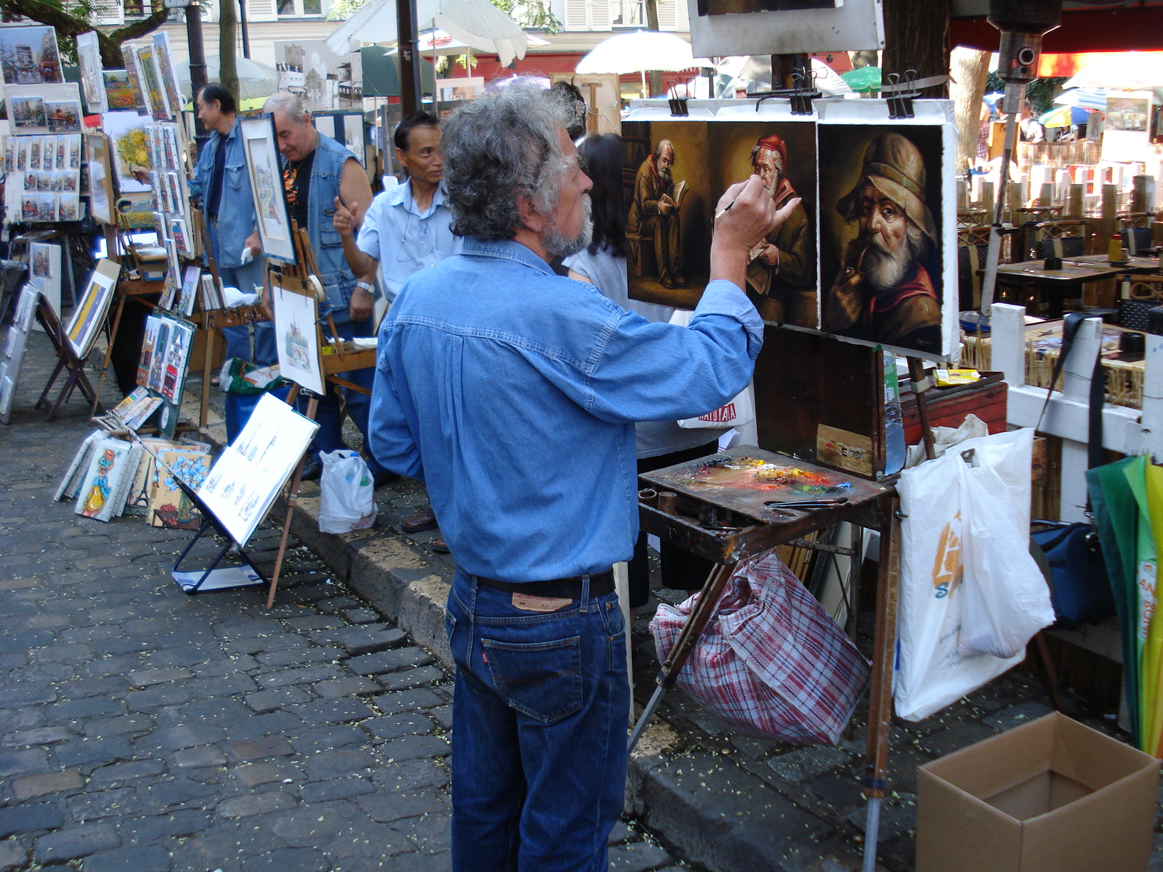 4 Unul din zecii artisti plastici din Place de Tertre la Paris