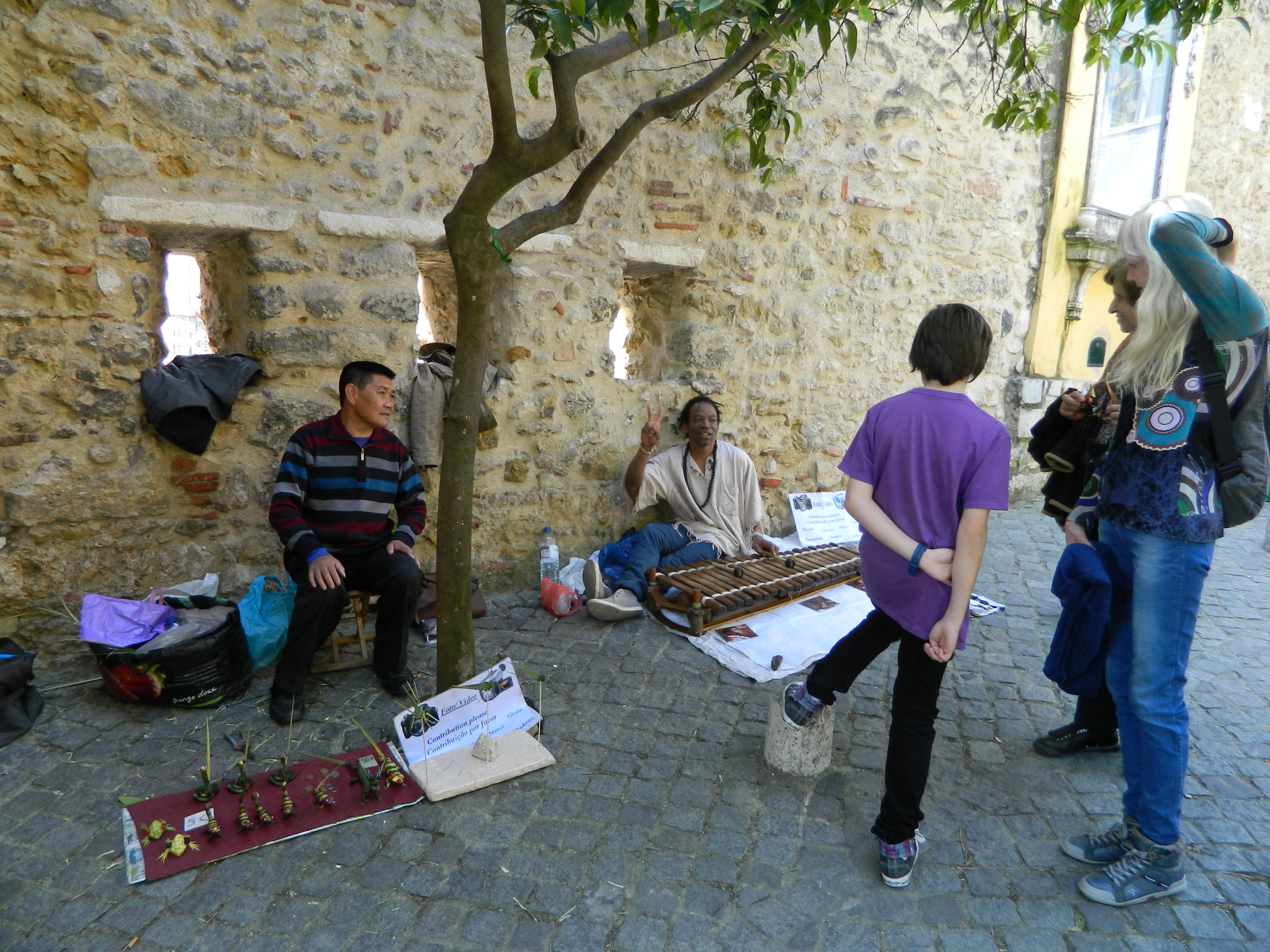 9 Artisti, de nu stiu ce, la intrarea in castelul Sao Jorge din Lisabona