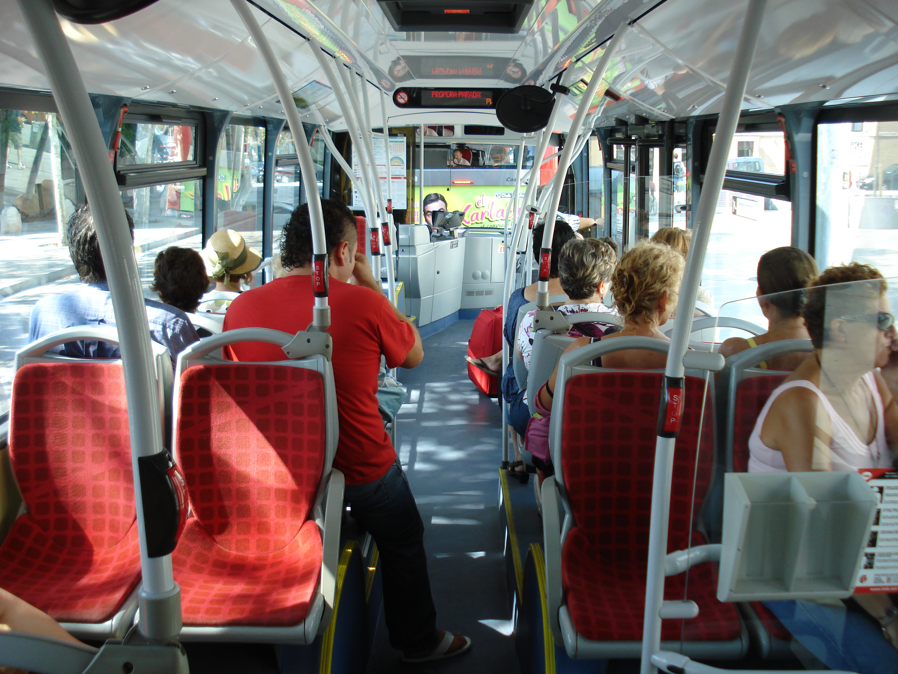 Autobuz barcelonez spre plaja Barcelonetta