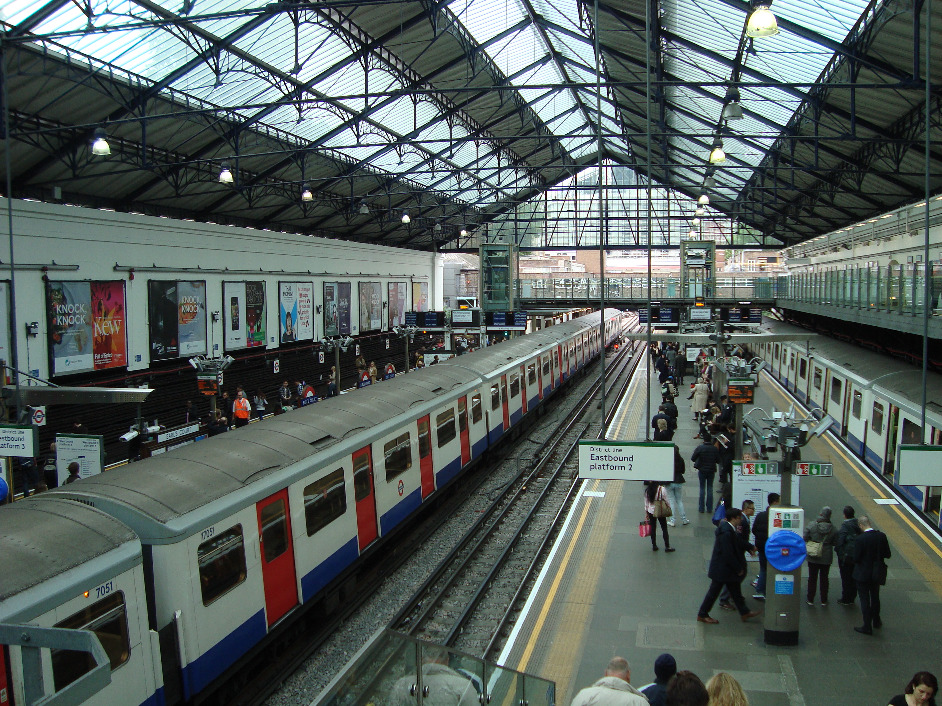 Londra peroanele staiei Earls Court