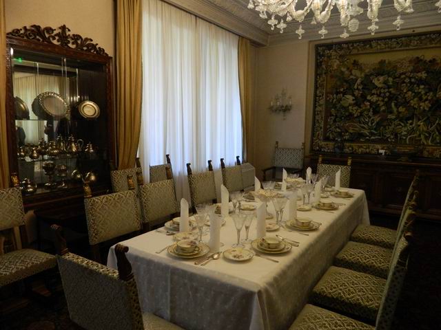 Resize of Sala de mese cu vesela de import